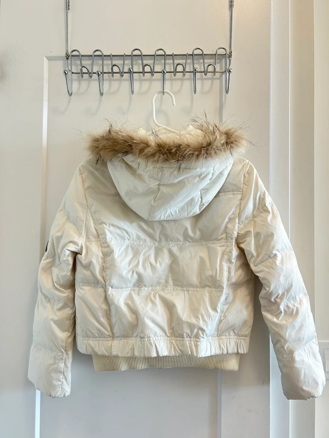 White Puffer Jacket image indicator(2)