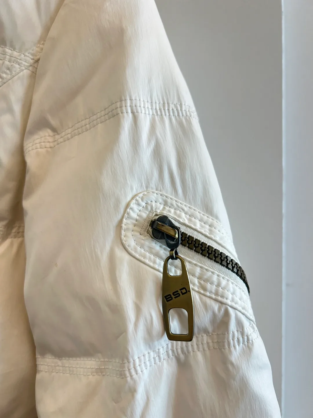 White Puffer Jacket image indicator(5)