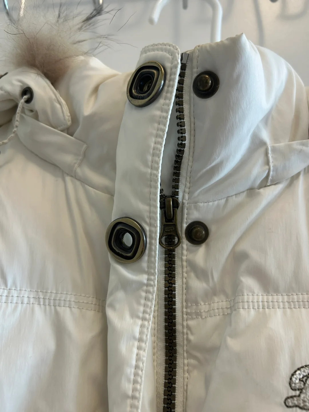 White Puffer Jacket image indicator(4)