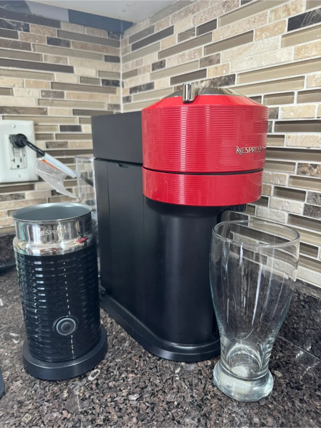 Nespresso Vertuo Next Coffee Machine with Aeroccino image indicator(2)