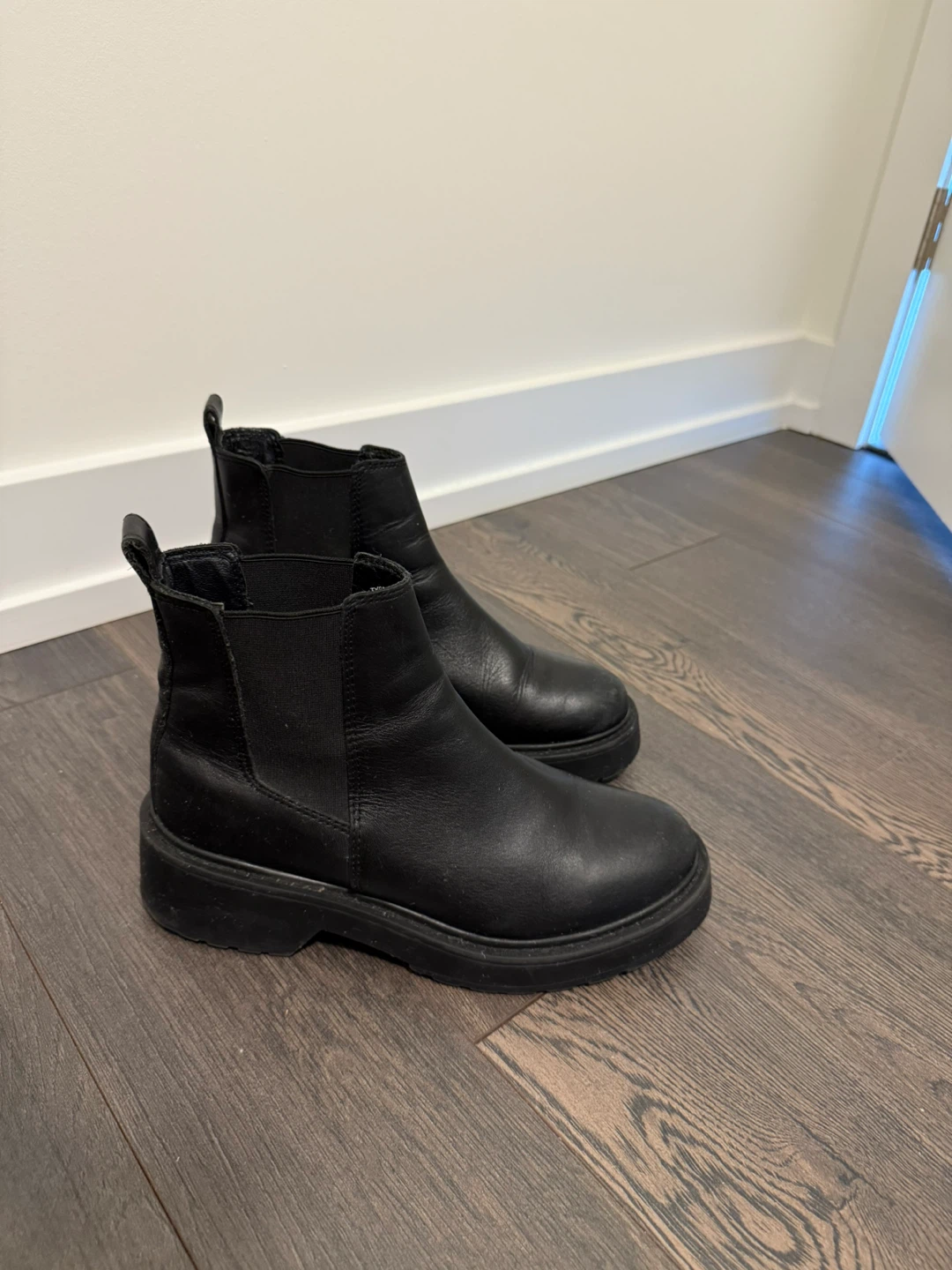 Steve Madden Black Chelsea Boots, Size 7 - photo 4