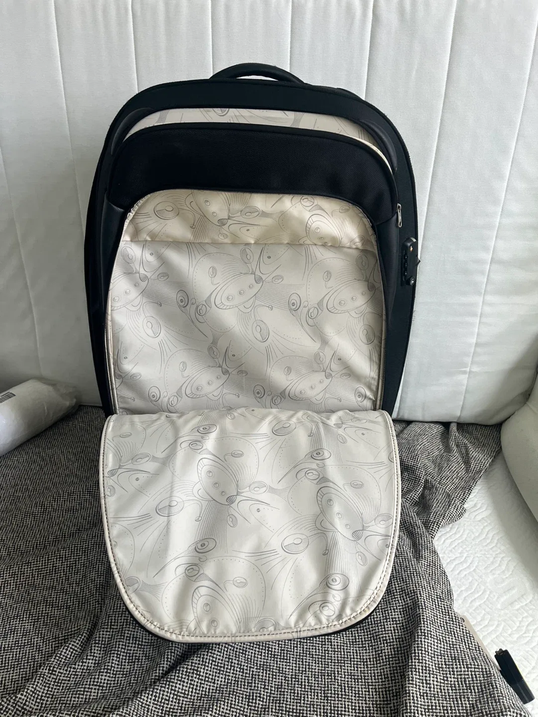 Samsonite Black Rolling Suitcase - 34 inch image indicator(5)