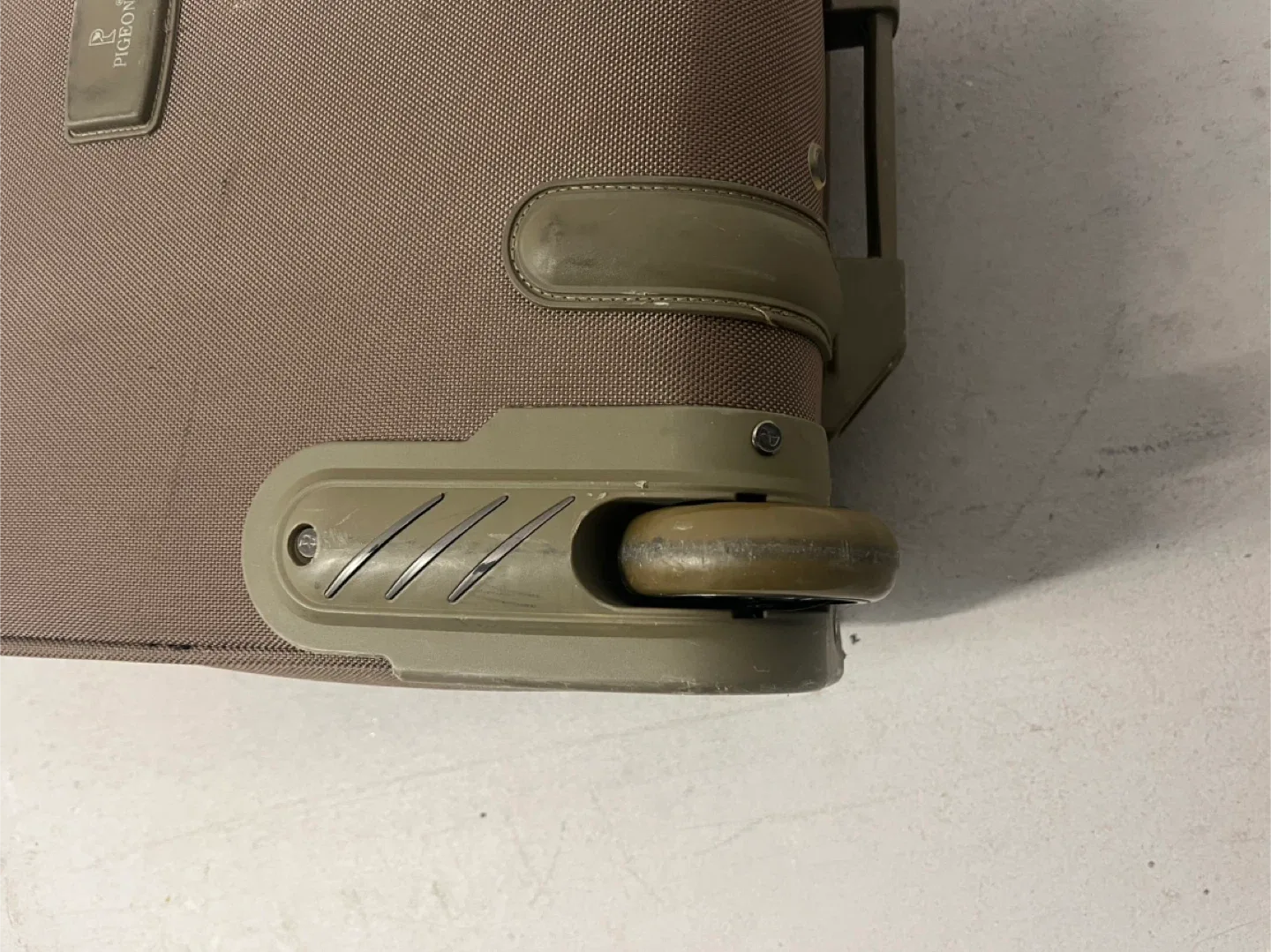 Heys Wheeled Carry-On Suitcase image indicator(7)