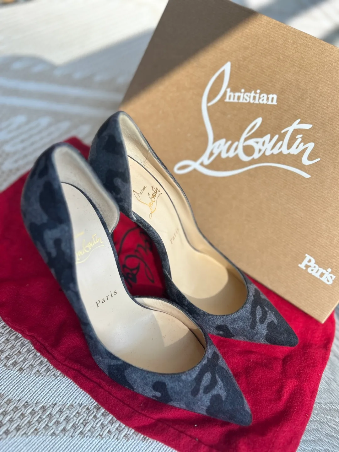 *Brand New* Christian Louboutin Heels Size 6.5 image indicator(8)