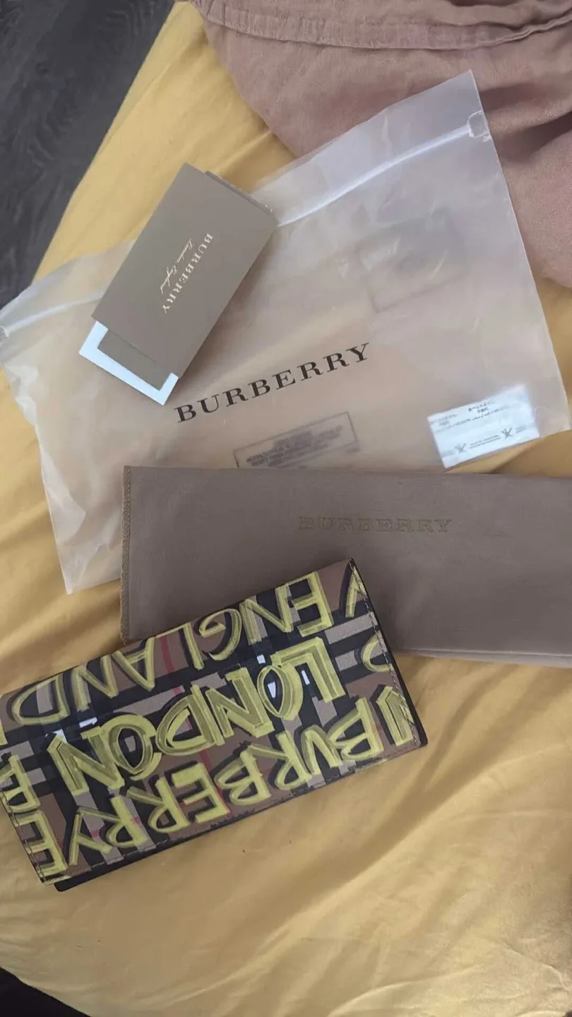 Burberry Graffiti Elmore Wallet In Yellow Print Leather image indicator(8)