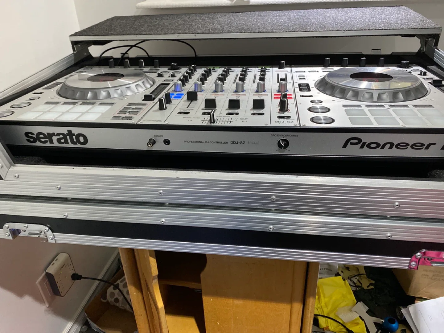 Limited edition DDJ-SZ Professional DJ Controller  & Case thumbnail
