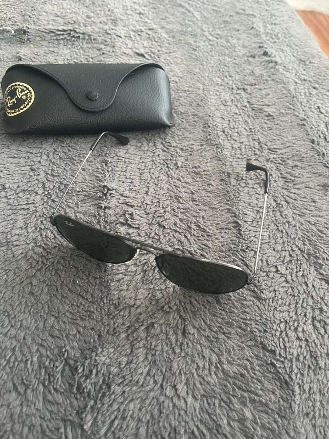 Ray-Ban Sunglasses with Case image indicator(3)