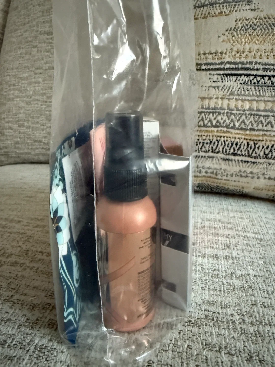 Beauty Cosmetic Bag + Assorted Samples image indicator(2)