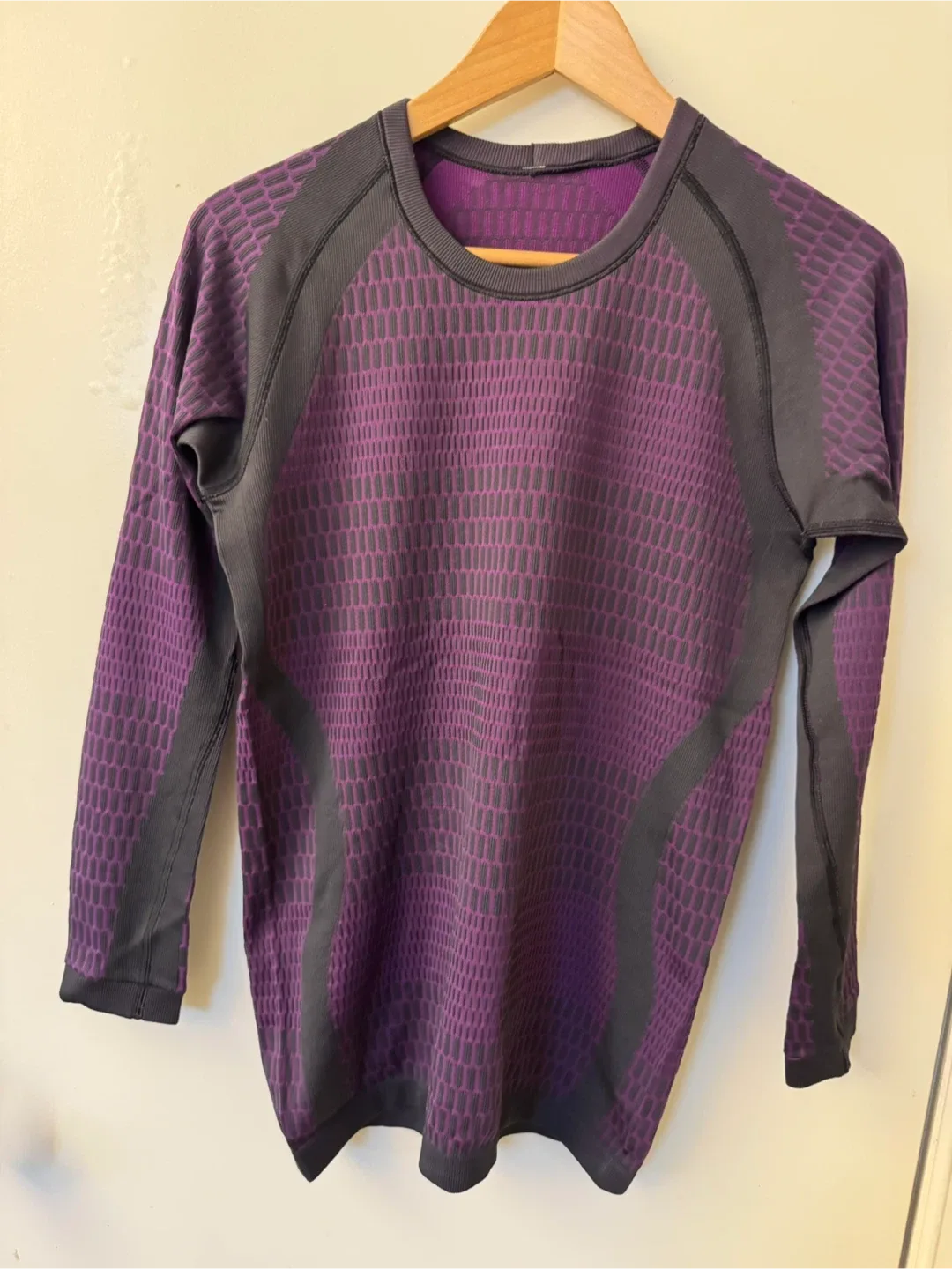 Lululemon long sleeve shirt image indicator(3)