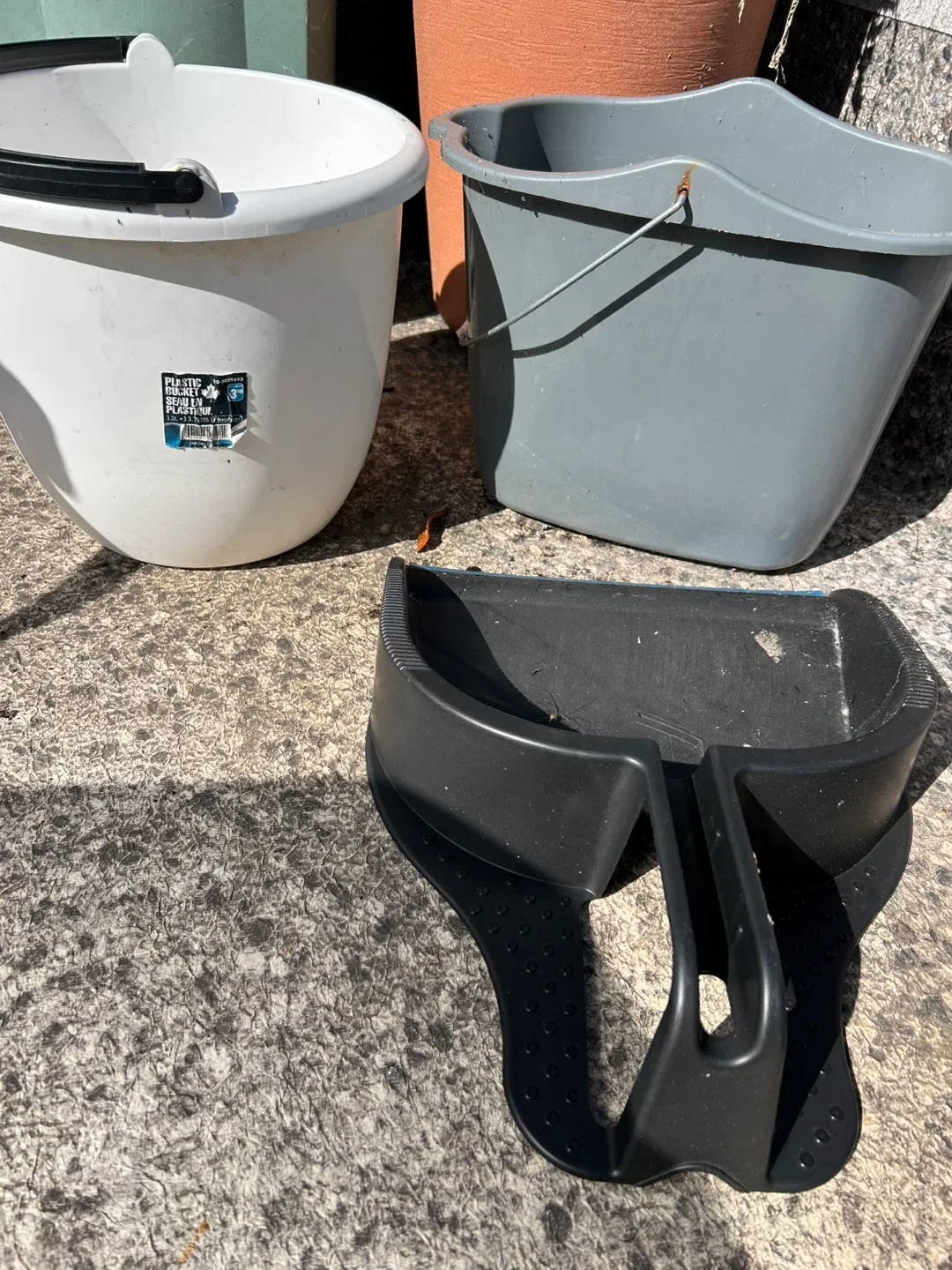 Assorted Buckets and Dustpan image indicator(2)