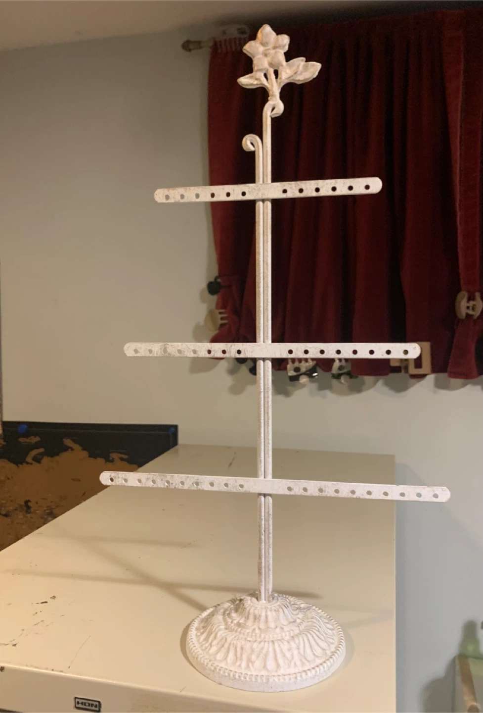 🥕 White Metal Earring Holder Stand