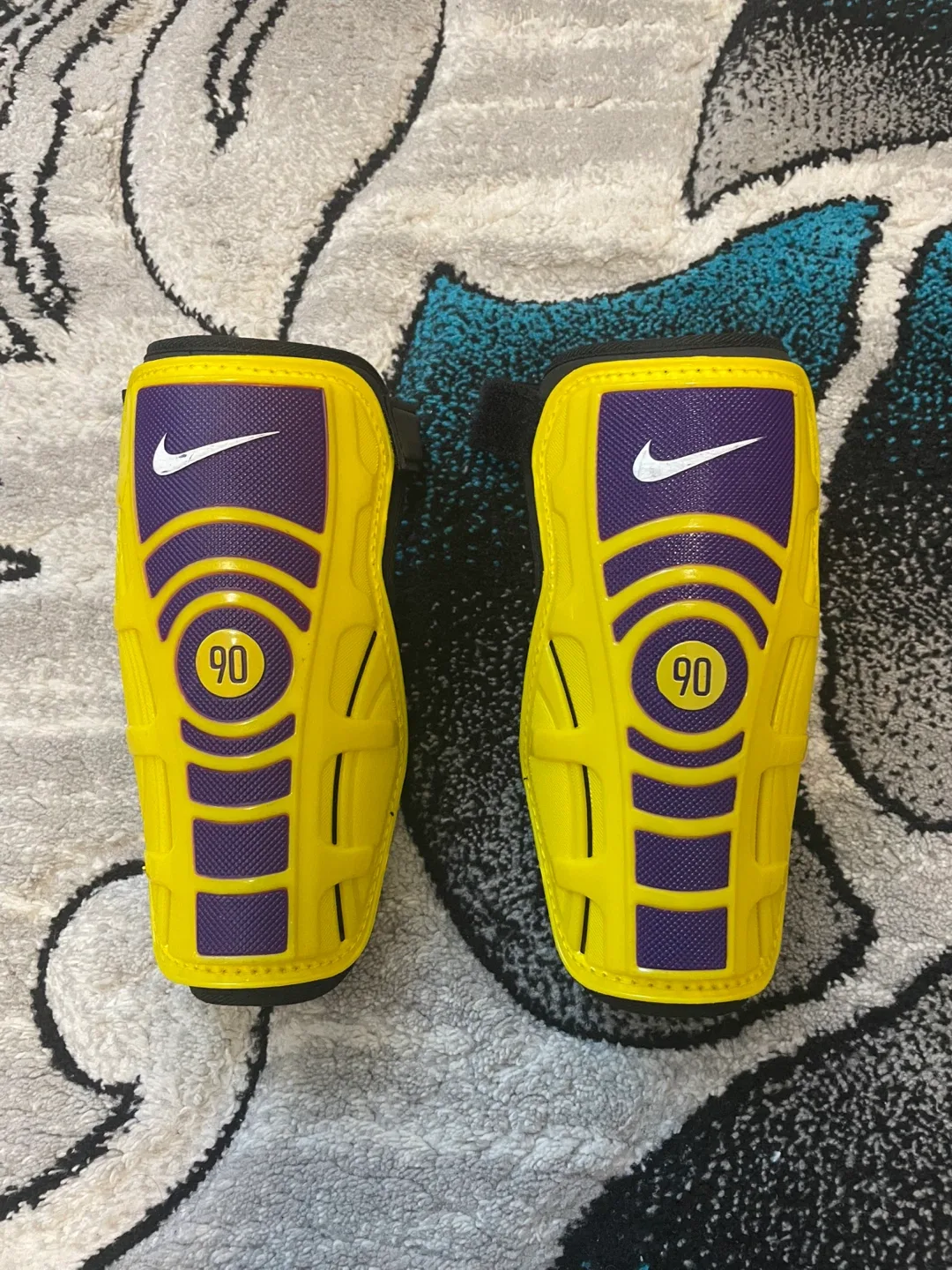👍Nike 90 Yellow & Purple Shin Guards - Size LGG thumbnail