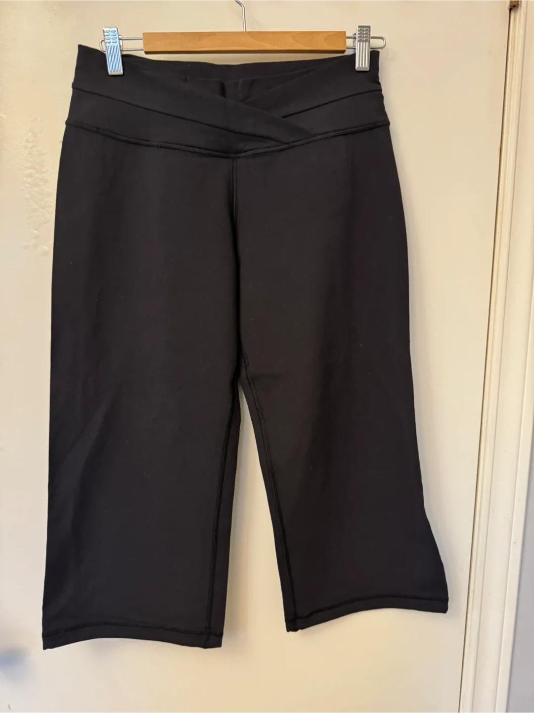Lululemon Black Cropped Yoga Pants image indicator(2)