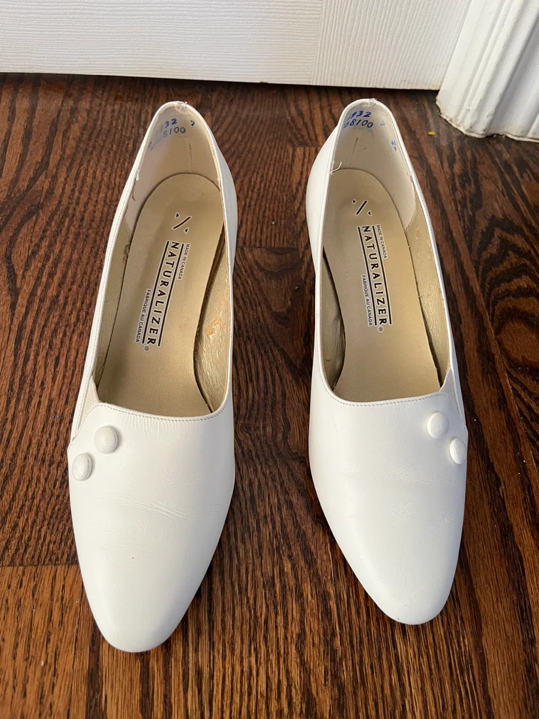 Naturalizer White Leather Heels - Size 7 🥕 thumbnail