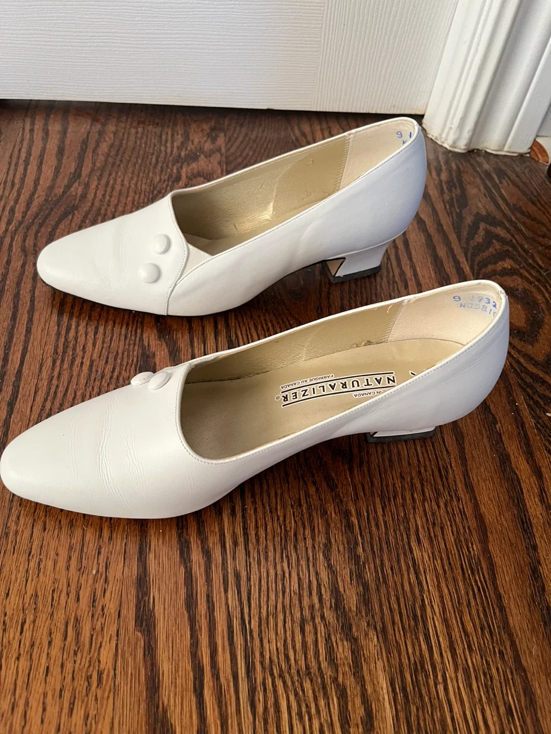 Naturalizer White Leather Heels - Size 7 🥕 image indicator(3)