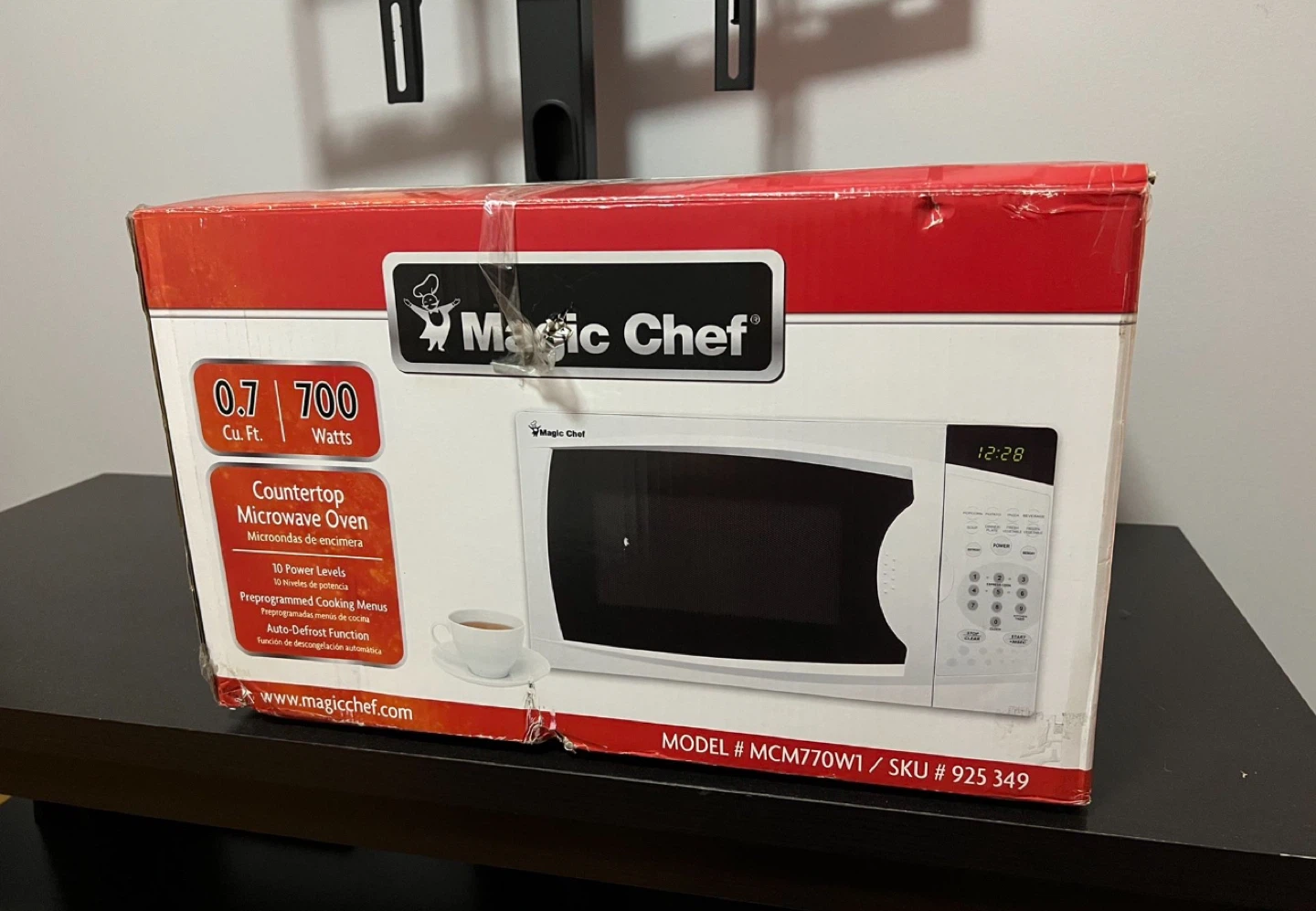 Magic Chef 0.7 Cu. Ft. Countertop Microwave Oven