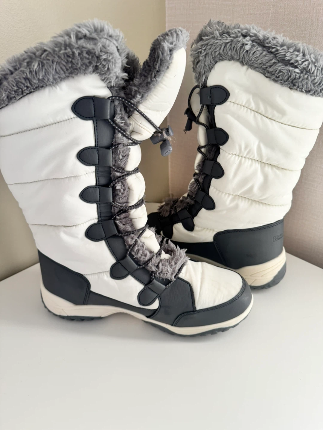 Woman’s Winter Boots - Size 8 - photo 2