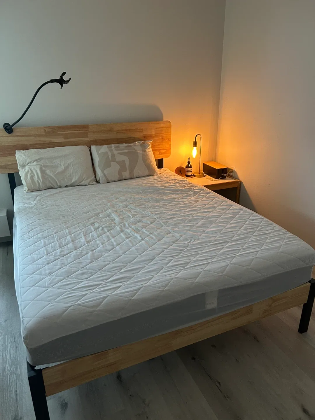 Sealy Mattress (Queen, Firm) + Frame image indicator(3)