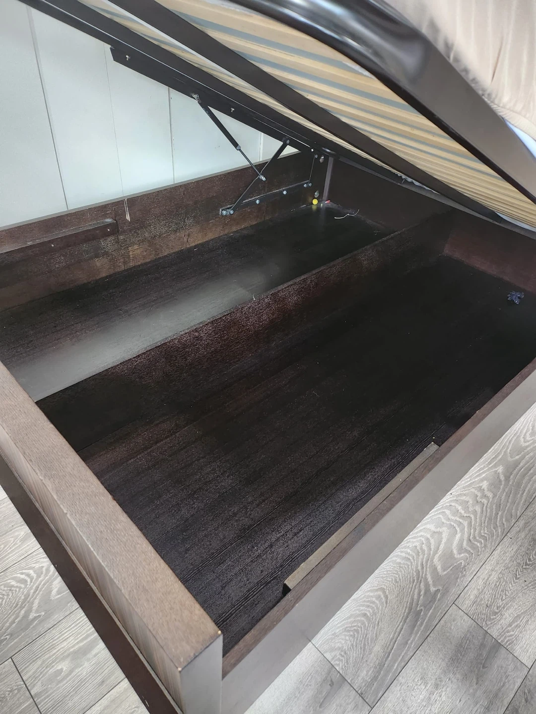 Queen size bed with Hydraulic storage - photo 3