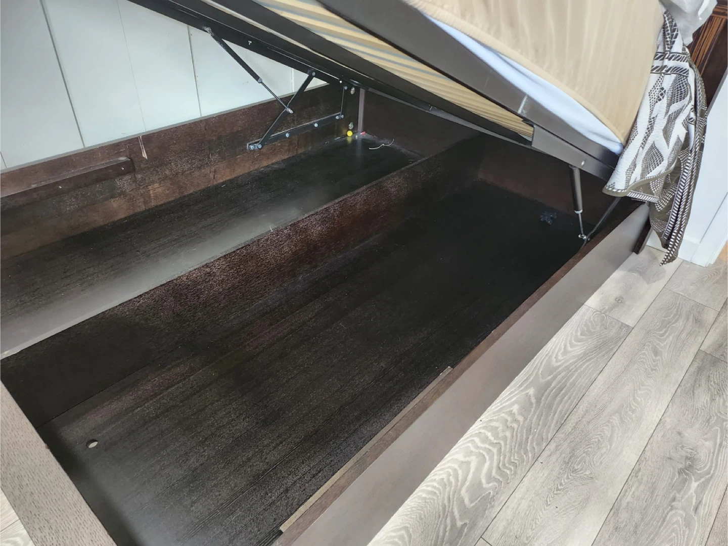 Queen size bed with Hydraulic storage - photo 4