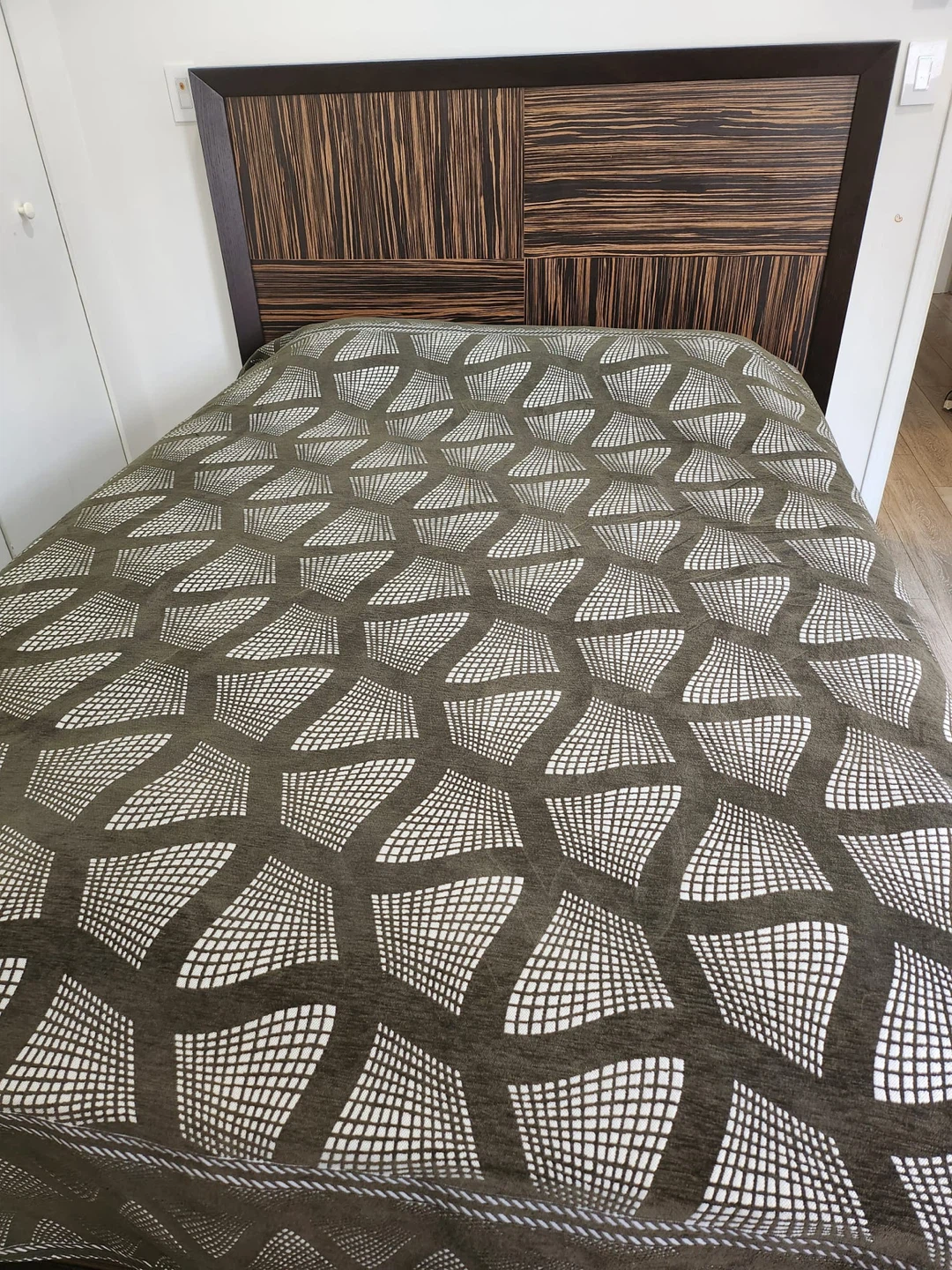 Queen size bed with Hydraulic storage