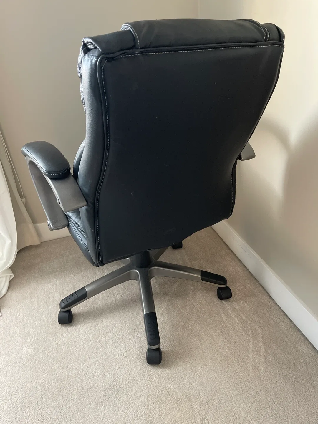 Black Leather Executive Office Chair image indicator(3)