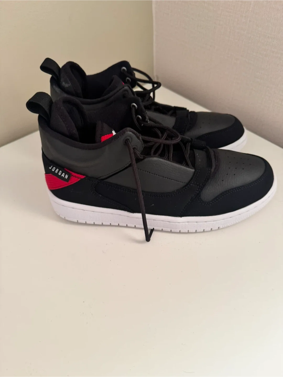 Air Jordan High Tops Youth Size 7Y thumbnail