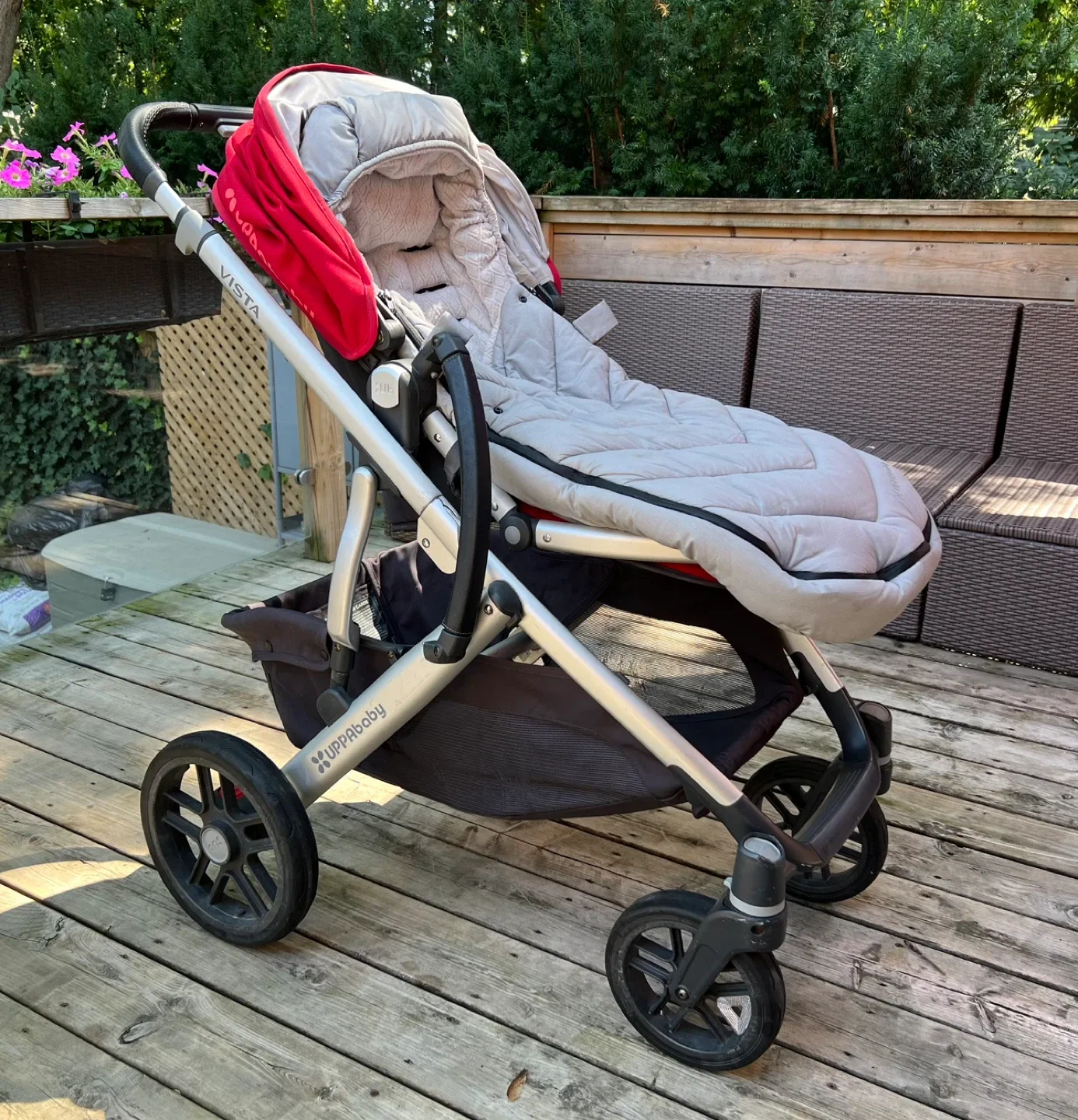 2018 UPPAbaby Vista Stroller & bassinet in Denny Red + extras image indicator(9)