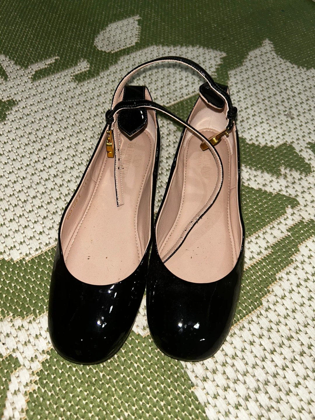 Valentino Garavani Black Patent Leather Flats - Size 35.5 - photo 4