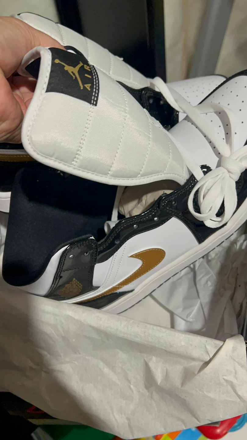 Air Jordan 1 Mid SE Black/Gold/White Size 11.5 - photo 3