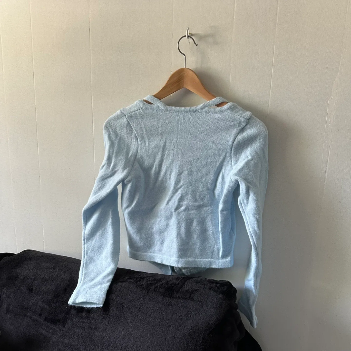 Blue cropped button-up long sleeve sweater with cutout neckline image indicator(6)