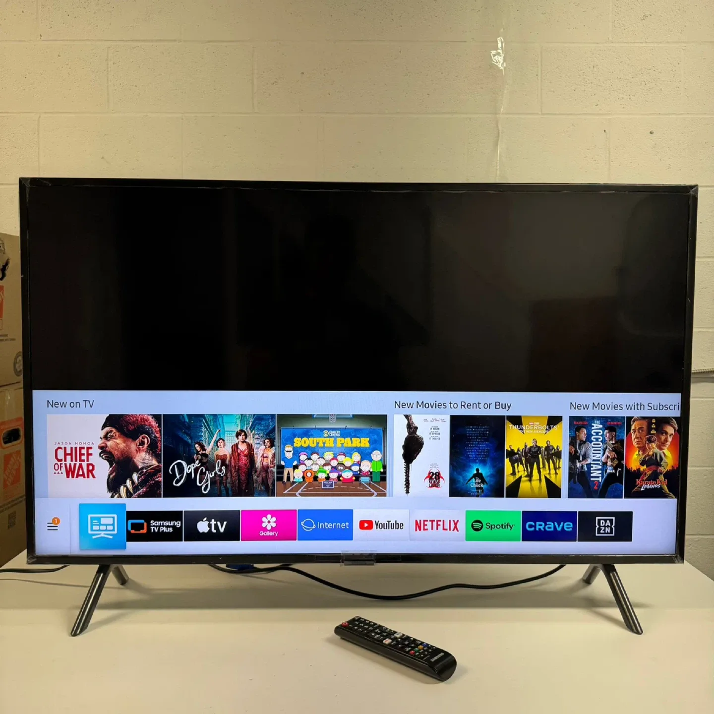 Samsung 43" 4K UHD Smart TV - UN43RU7100F thumbnail