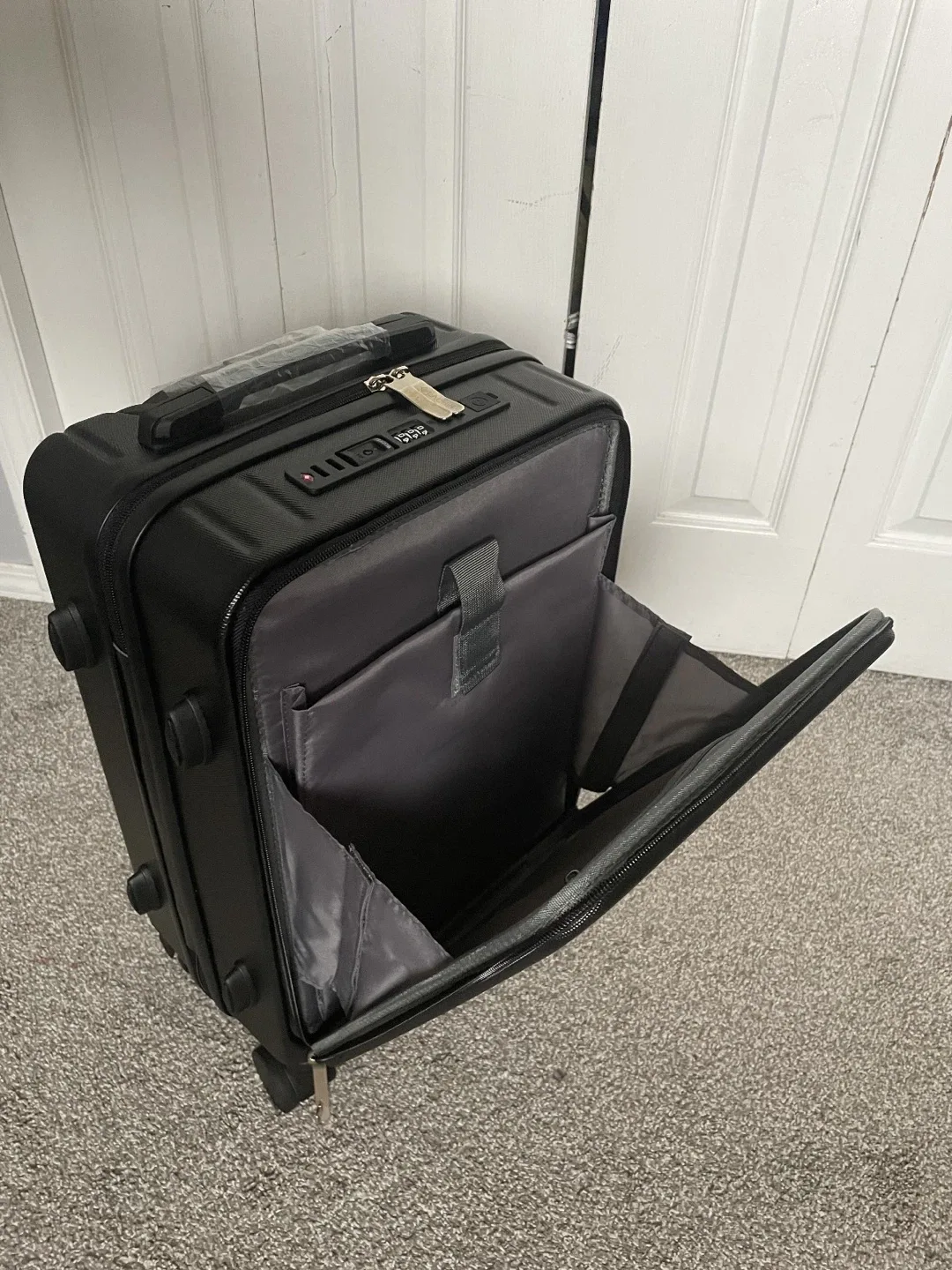 Cabin Bag with Builtin TSA-Approved Lock, USB & Type C Charging image indicator(4)