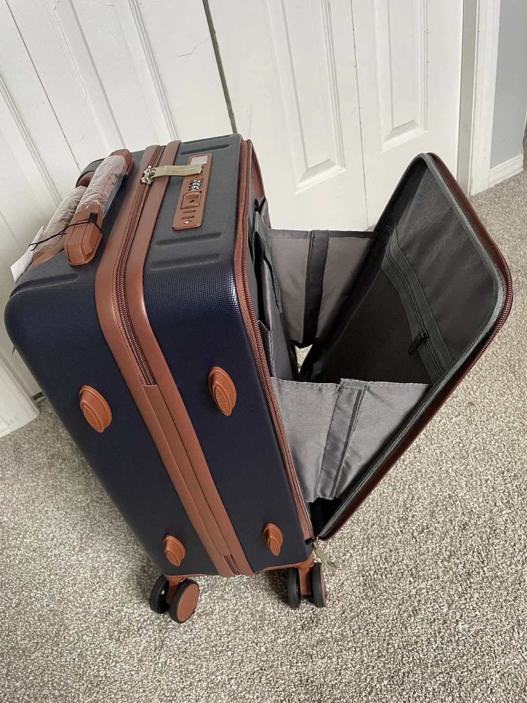 Cabin Bag with Builtin TSA-Approved Lock, USB & Type C Charging image indicator(3)