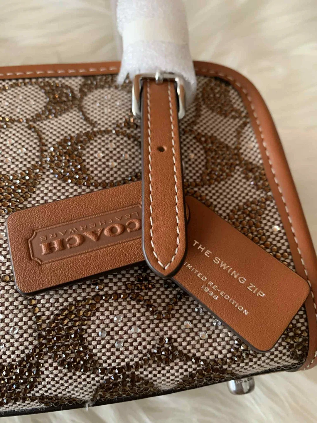 New Coach The Swing Zip Bag image indicator(3)