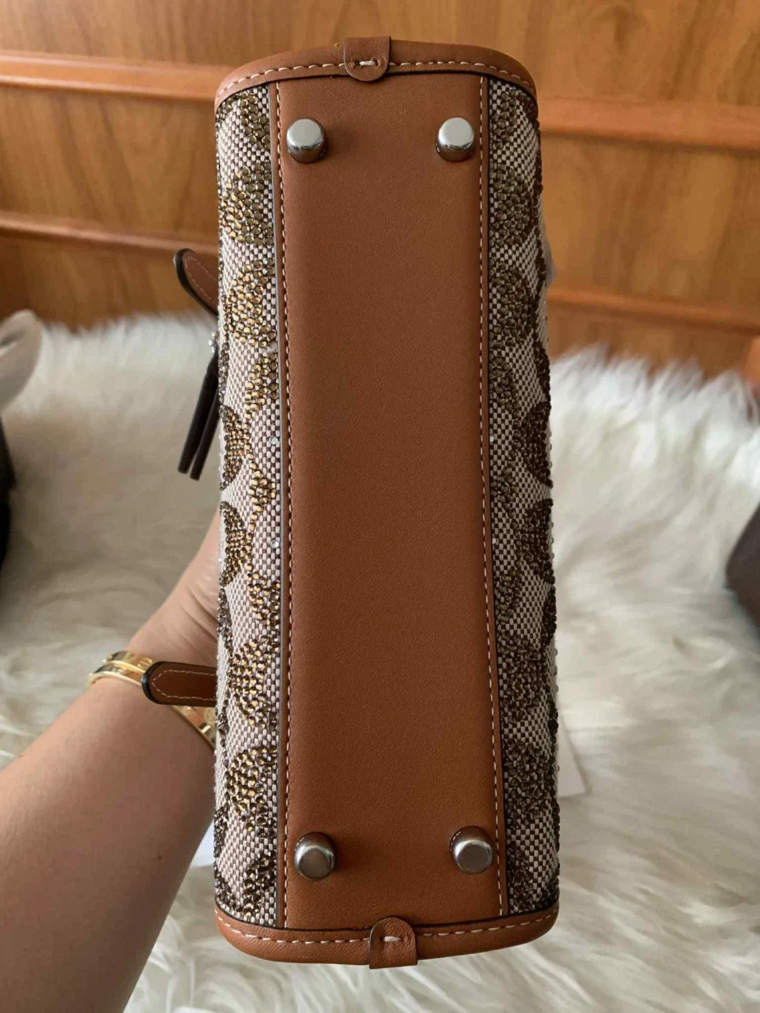 New Coach The Swing Zip Bag image indicator(7)