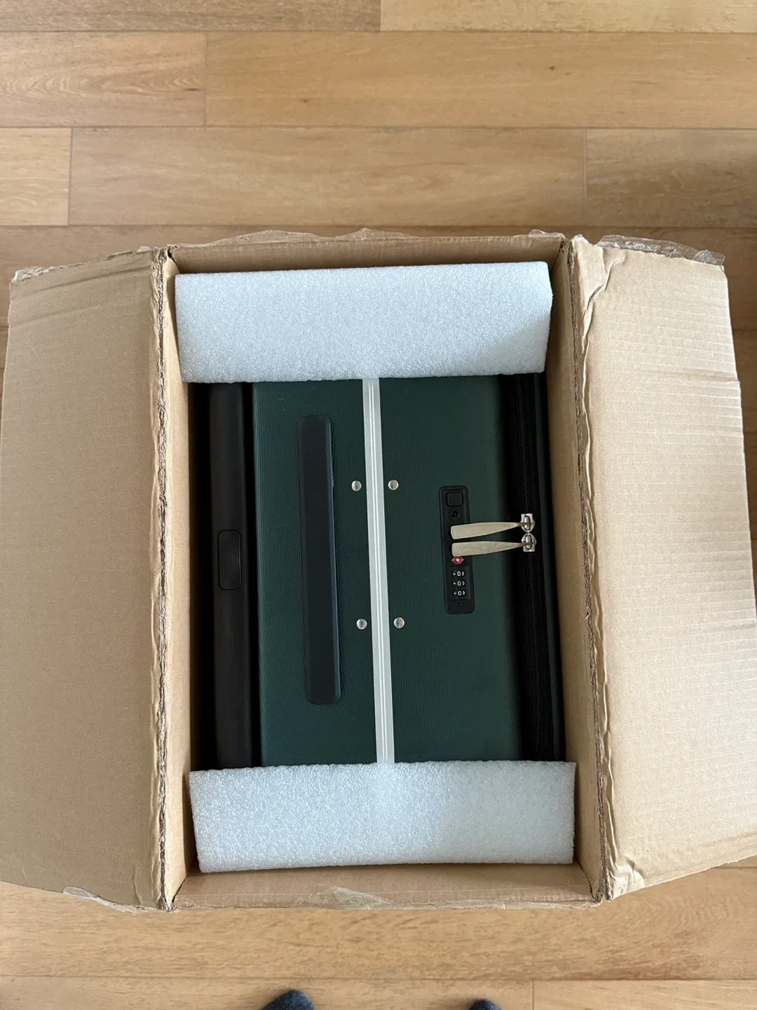 Hanke 24 Inch Hard Shell Suitcase - Blackish Green image indicator(2)