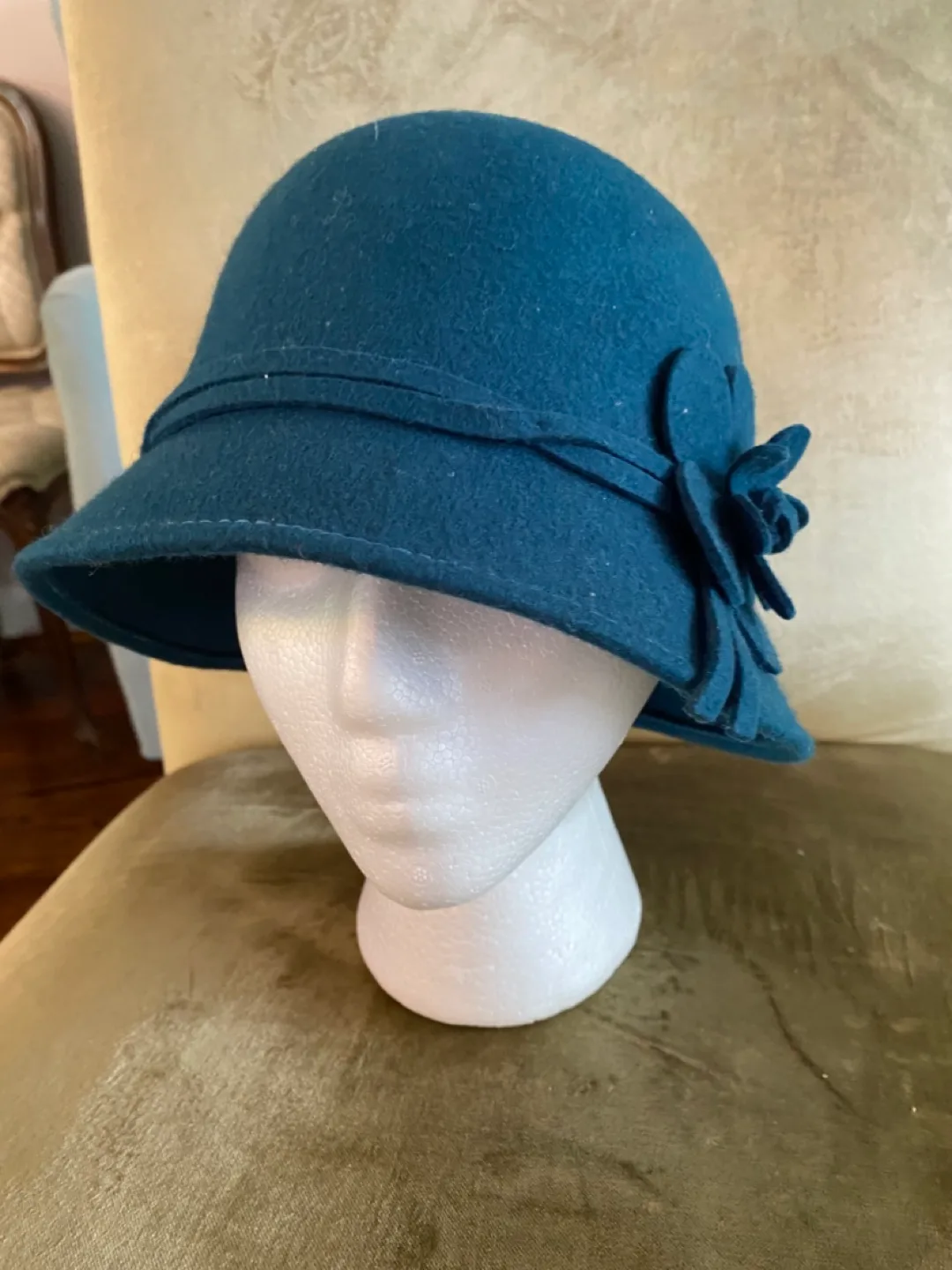 Lot of Felt and straw Hats image indicator(4)