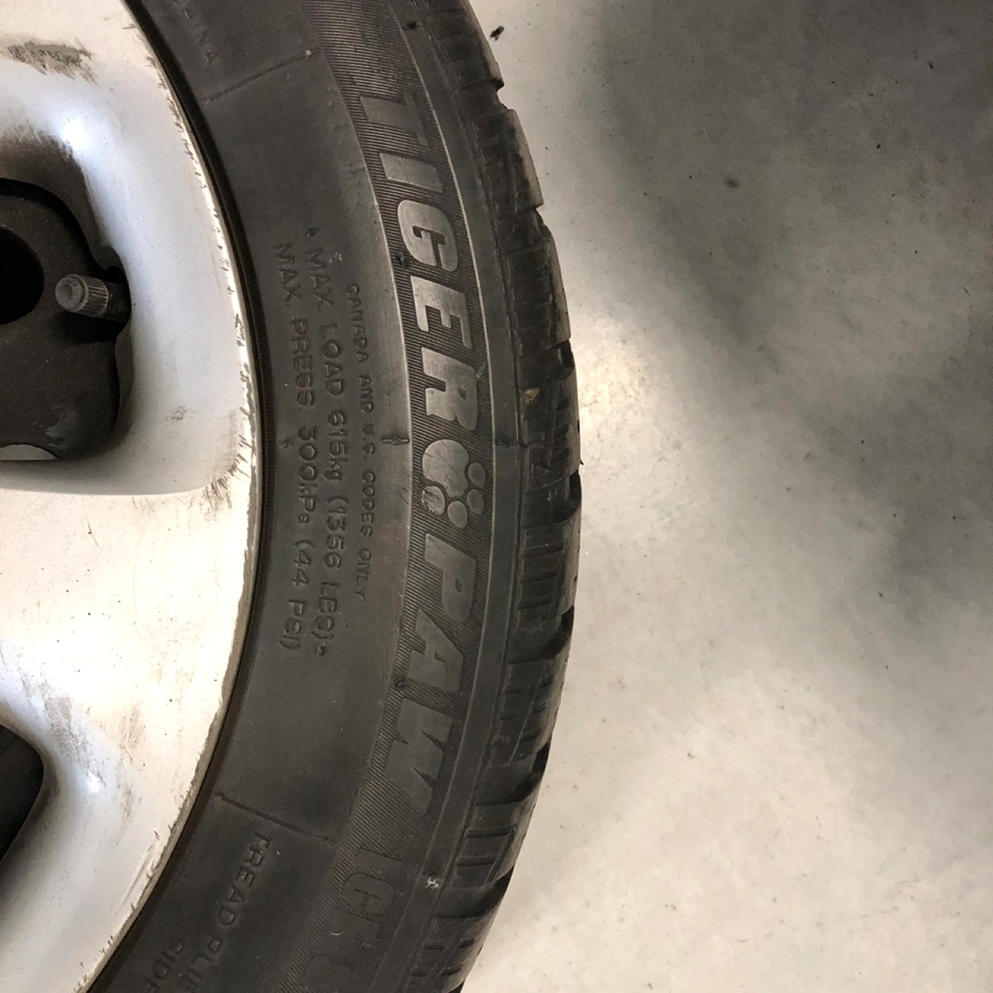 (4) 205/55R16 91T Winter Tires / Steel Rims / Mazda Hubcaps - photo 5