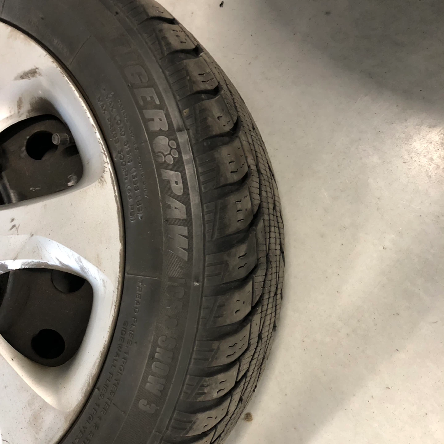 (4) 205/55R16 91T Winter Tires / Steel Rims / Mazda Hubcaps - photo 4