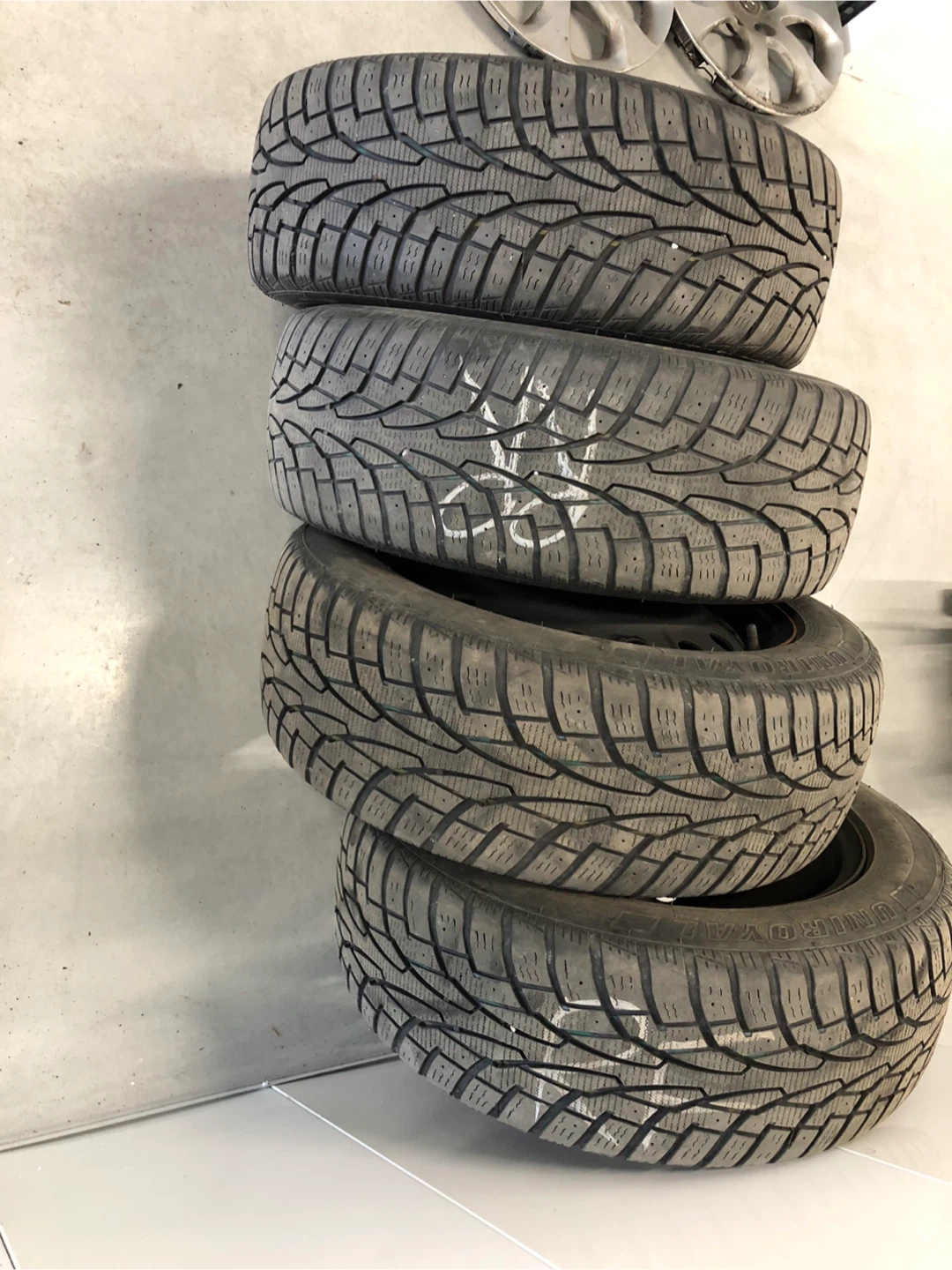 (4) 205/55R16 91T Winter Tires / Steel Rims / Mazda Hubcaps - photo 2
