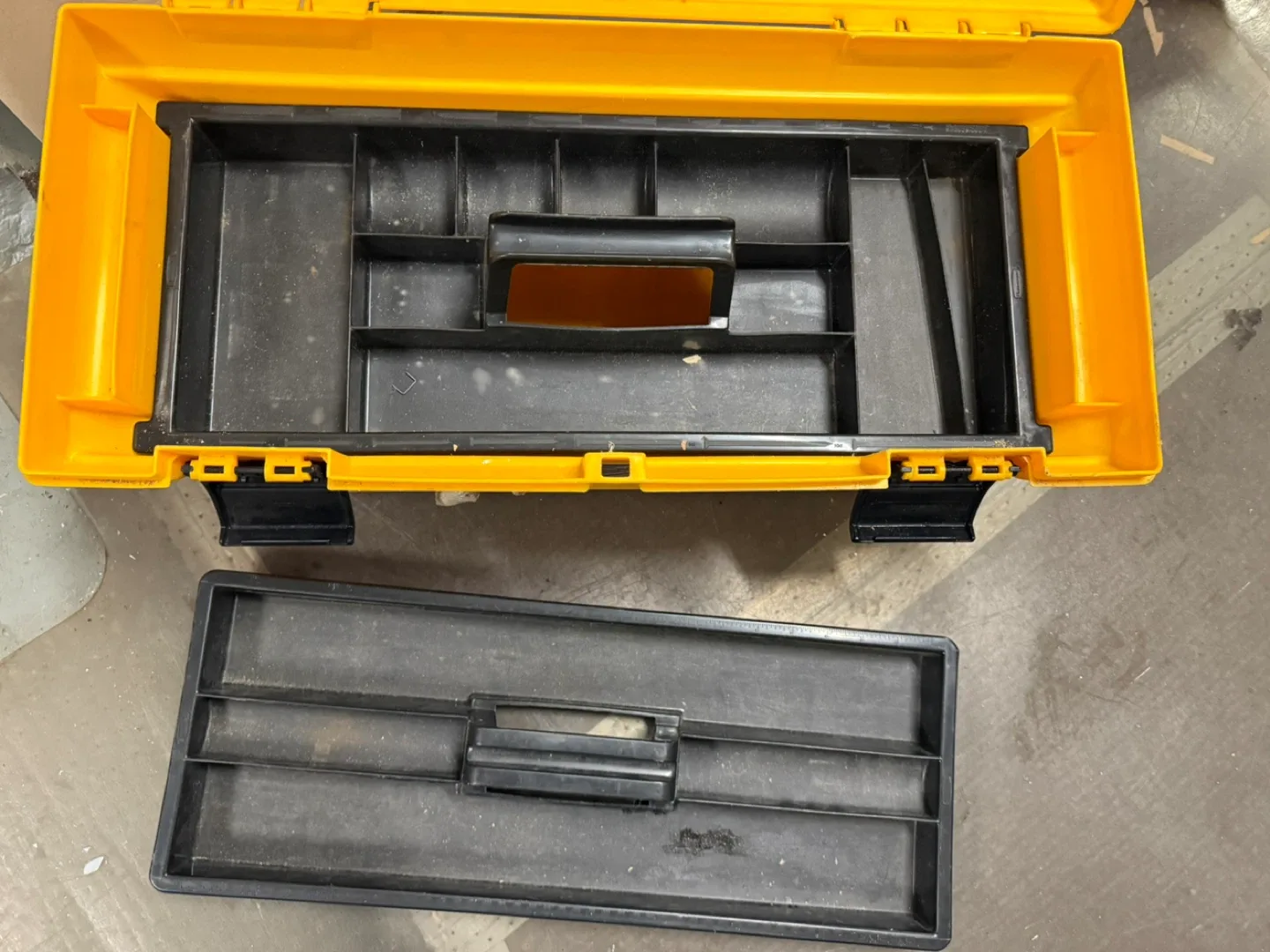 Rubbermaid Yellow Tool Box image indicator(4)
