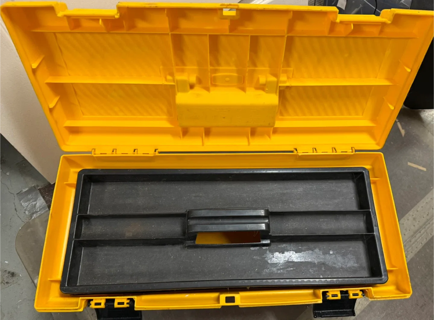 Rubbermaid Yellow Tool Box image indicator(2)