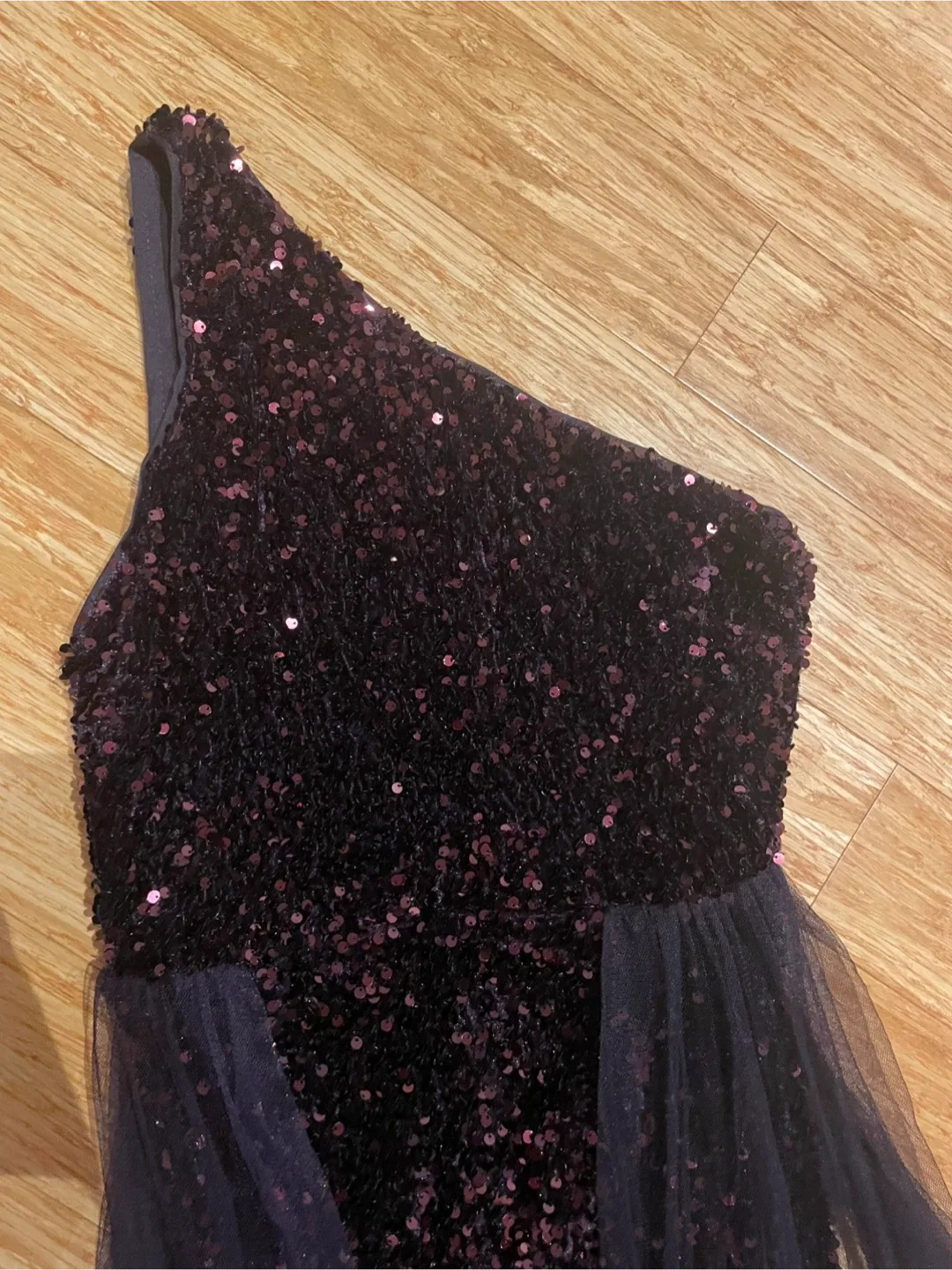 One Shoulder shiny dress image indicator(5)