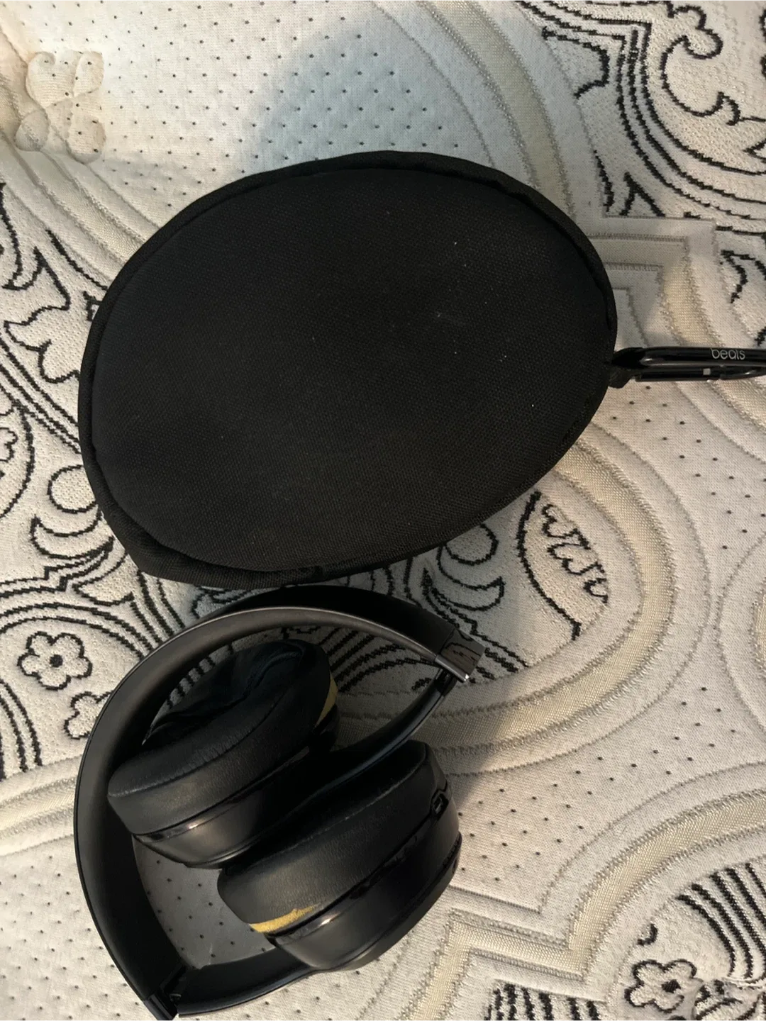 Beats Solo 3 Wireless Headphones - Black thumbnail