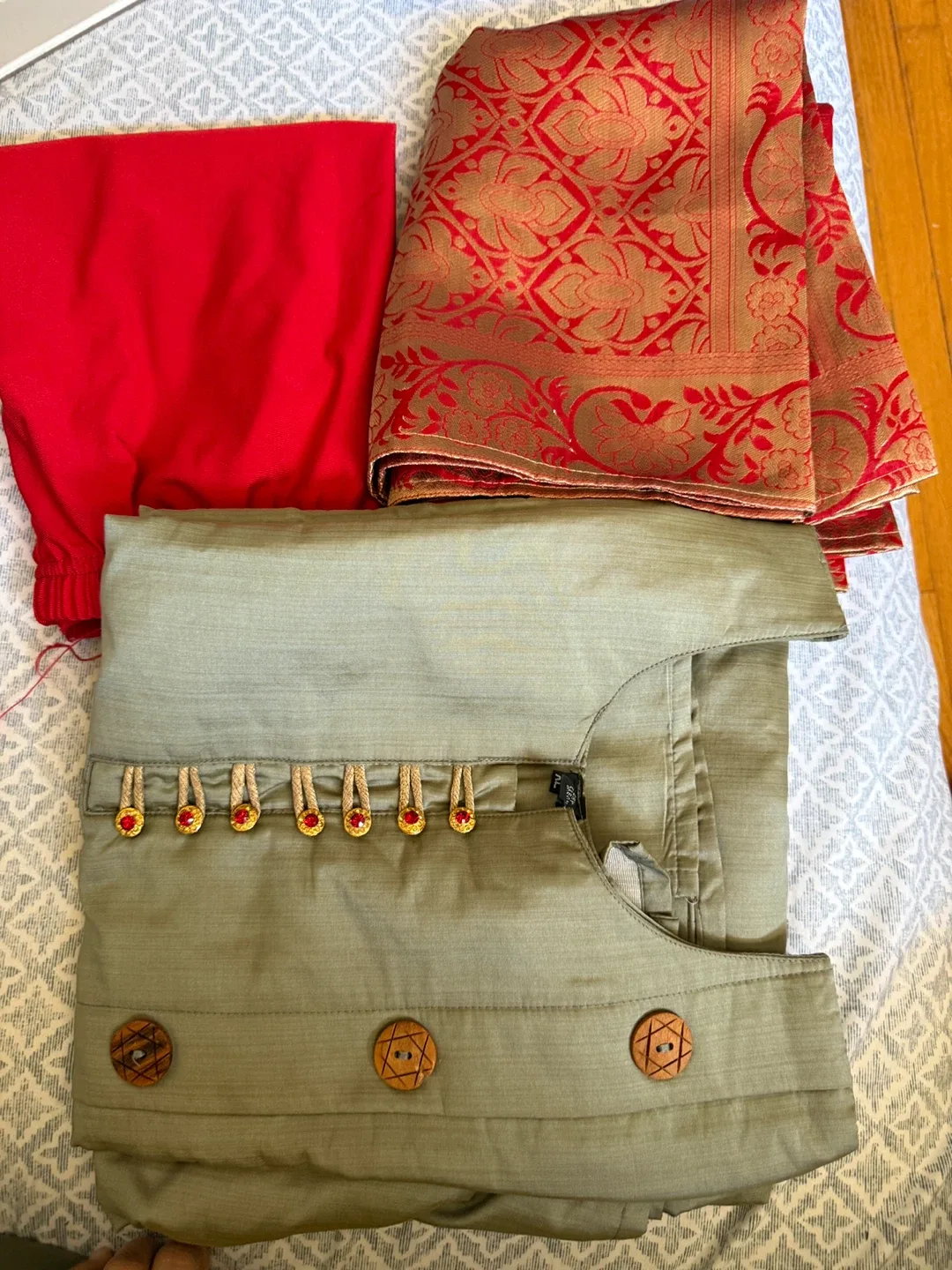 Salwar Kameez Suit Set thumbnail