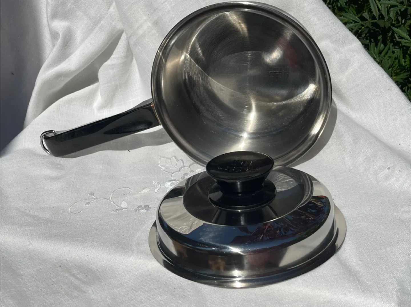 Eaton's Hall Mark Hall Deluxe Stainless Steel Saucepan image indicator(3)