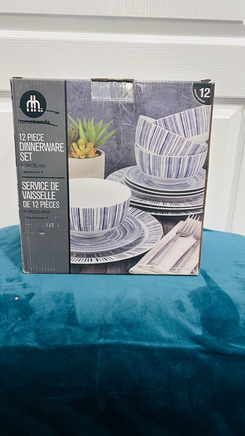 hometrends 12-Piece Porcelain Dinnerware Set