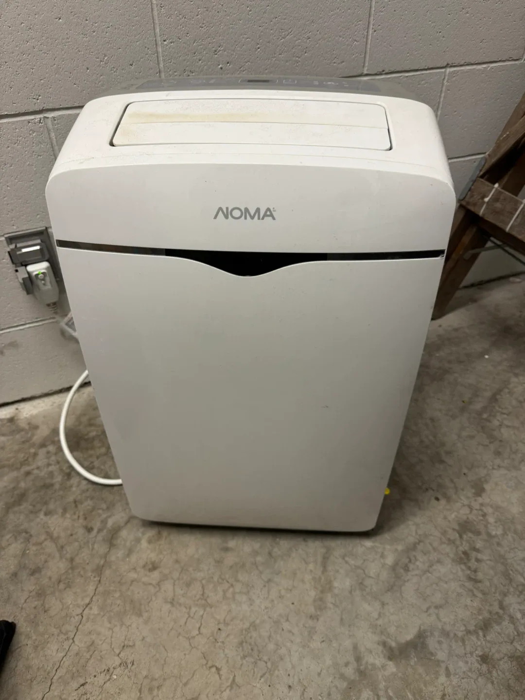 2 PORTABLE AIRCONS LG 10K BTU & 12K NOMA