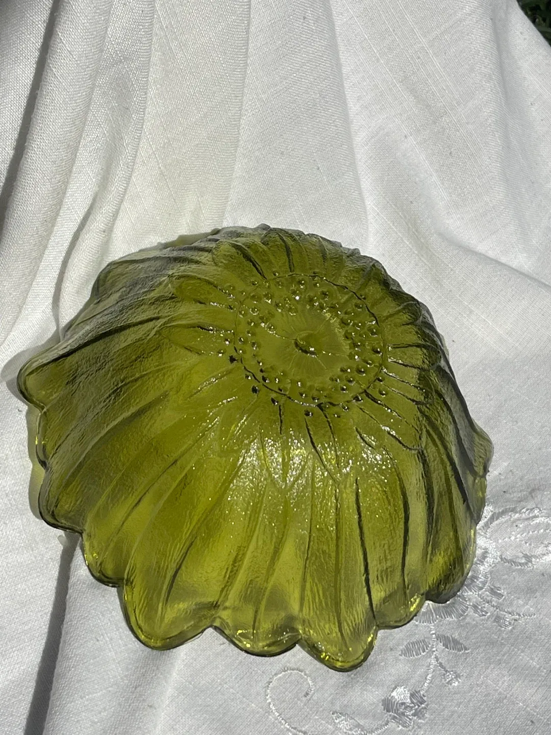 Green Glass Sunflower Bowl image indicator(3)